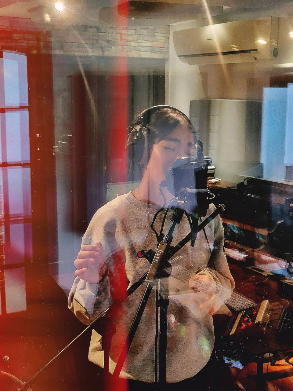 Artist dia maté in the studio