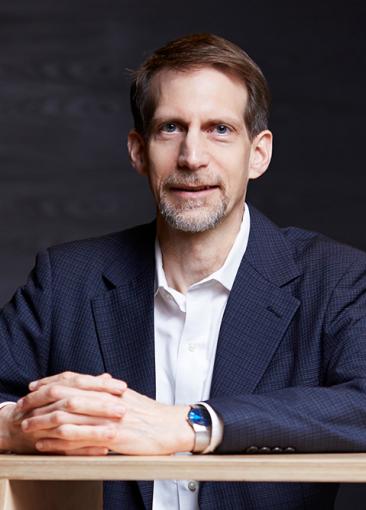 lasalle_prof_adam_knee