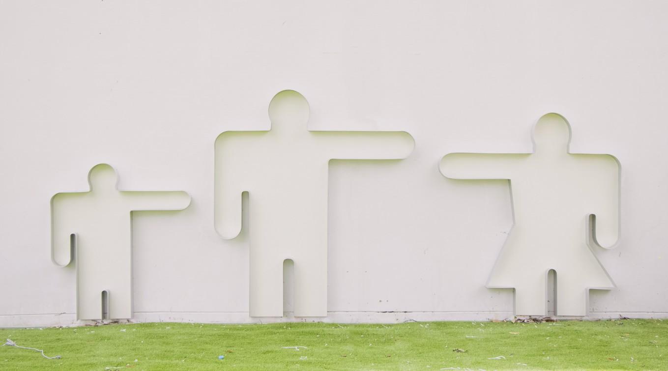 -installation-family-pictures-inspite-of.-by-milenko-prvacki_1359x755_opt_p